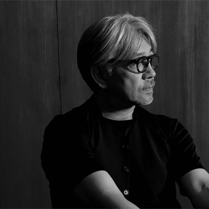 http://www.commmons.com/2013/10/07/RyuichiSakamoto_Aphoto.jpg